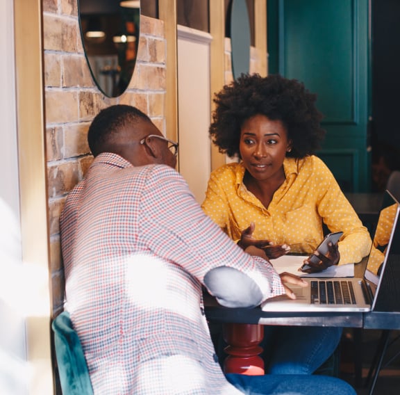una conversación de negocios en un café